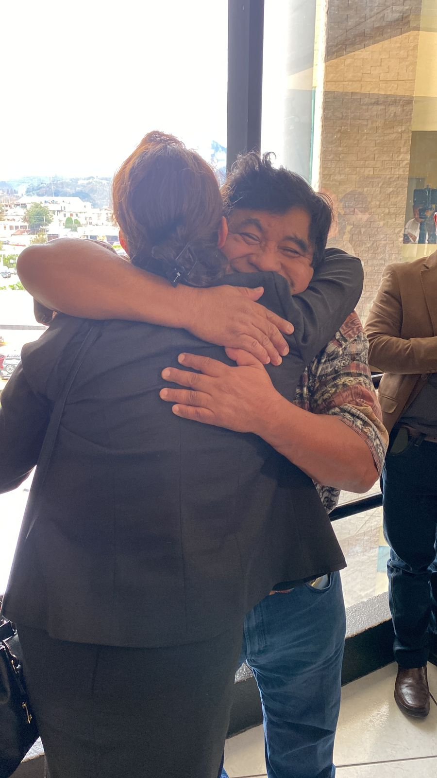  La exfiscal Virginia Laparra junto al activista Bernardo Caal Xol, quien llegó a la Torre de Tribunales para apoyar a la abogada quetzalteca. Foto: Ana Alfaro 